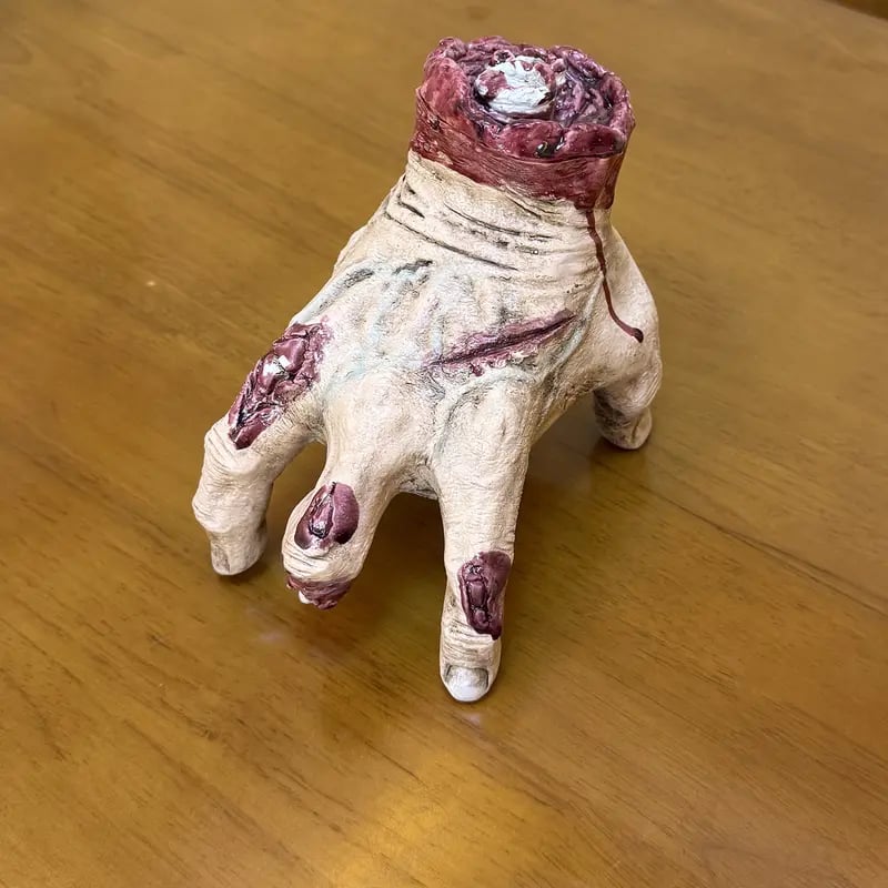 🖐️ Realistic Scary Hand Props - Flexible & Creepy for Halloween/Cosplay, Perfect for Decoration or Pranks 🎃📦